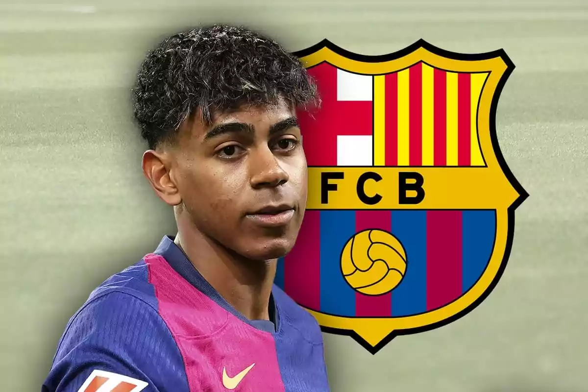 Lamine Yamal con la camiseta del FC Barcelona y el escudo del club de fondo.