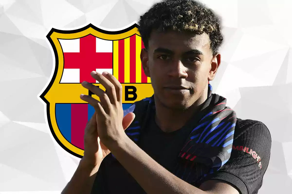 Lamine Yamal aplaudiendo con el escudo del FC Barcelona de fondo.