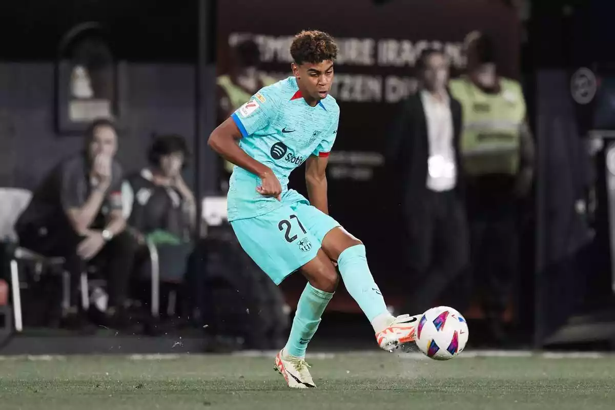 Lamine Yamal giving a pass in the middle of a match with FC Barcelona