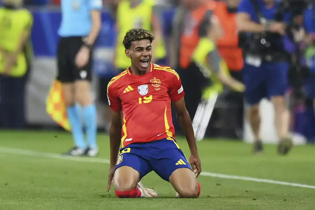 Lamine Yamal celebrando en el campo con uniforme de la selección española.