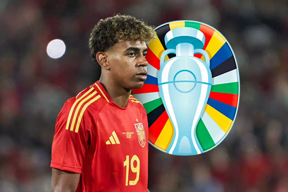 Lamine Yamal con la camiseta de España, por detrás el logo de la Eurocopa