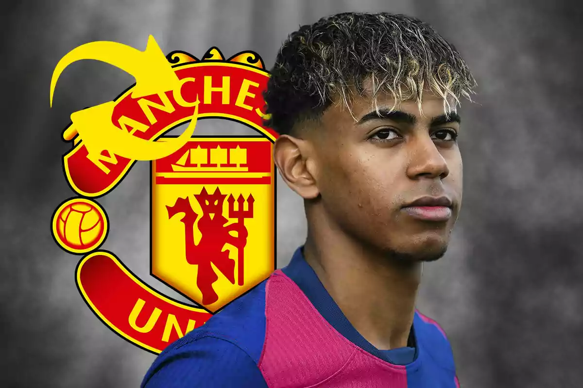 Un joven con camiseta deportiva frente al escudo del Manchester United.