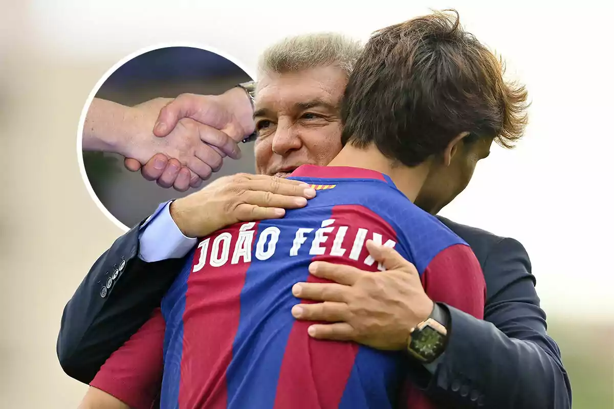 Laporta abrazado con Joao Félix, detrás un apretón de manos