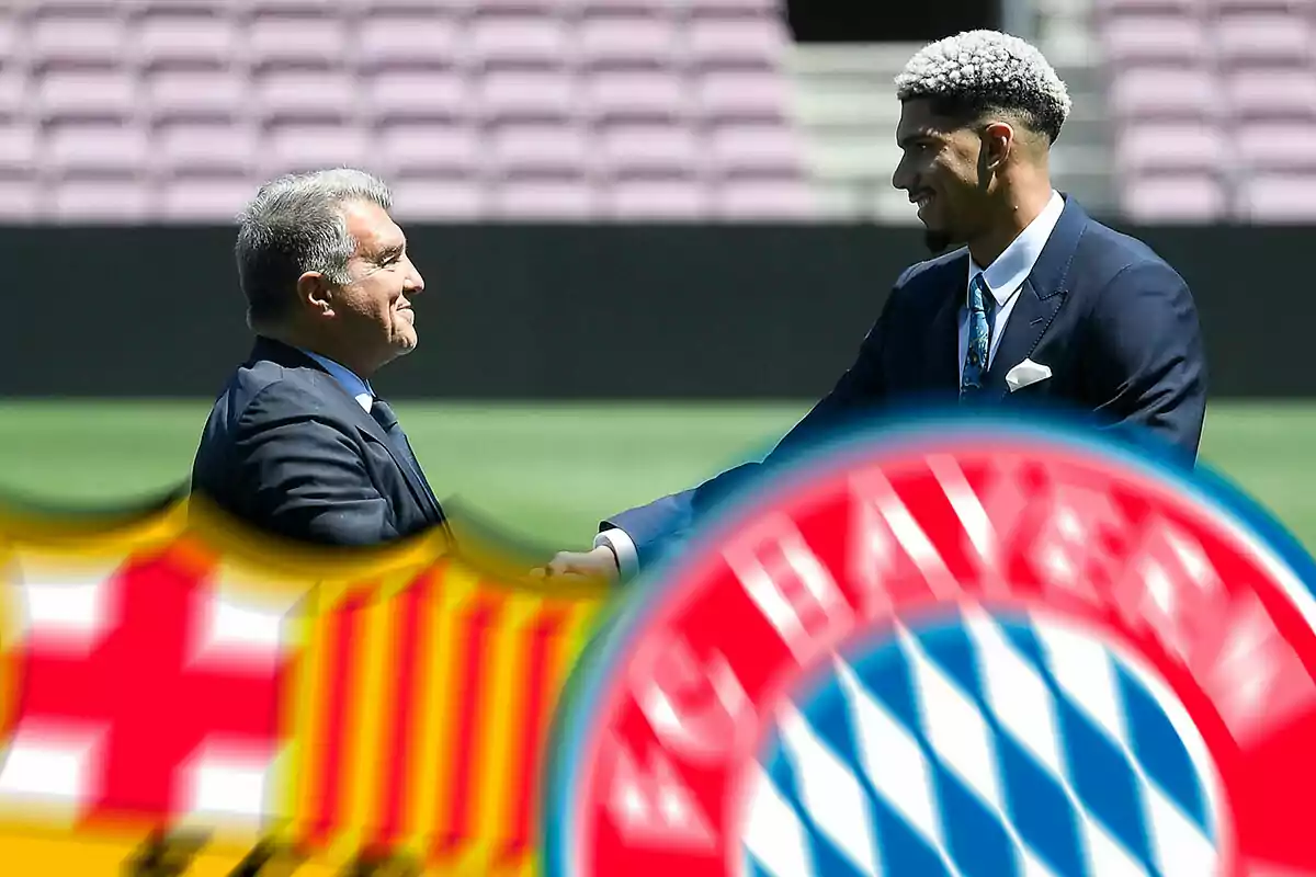 Laporta y Araujo dándose la mano, por encima los escudos de Barcelona y Bayern