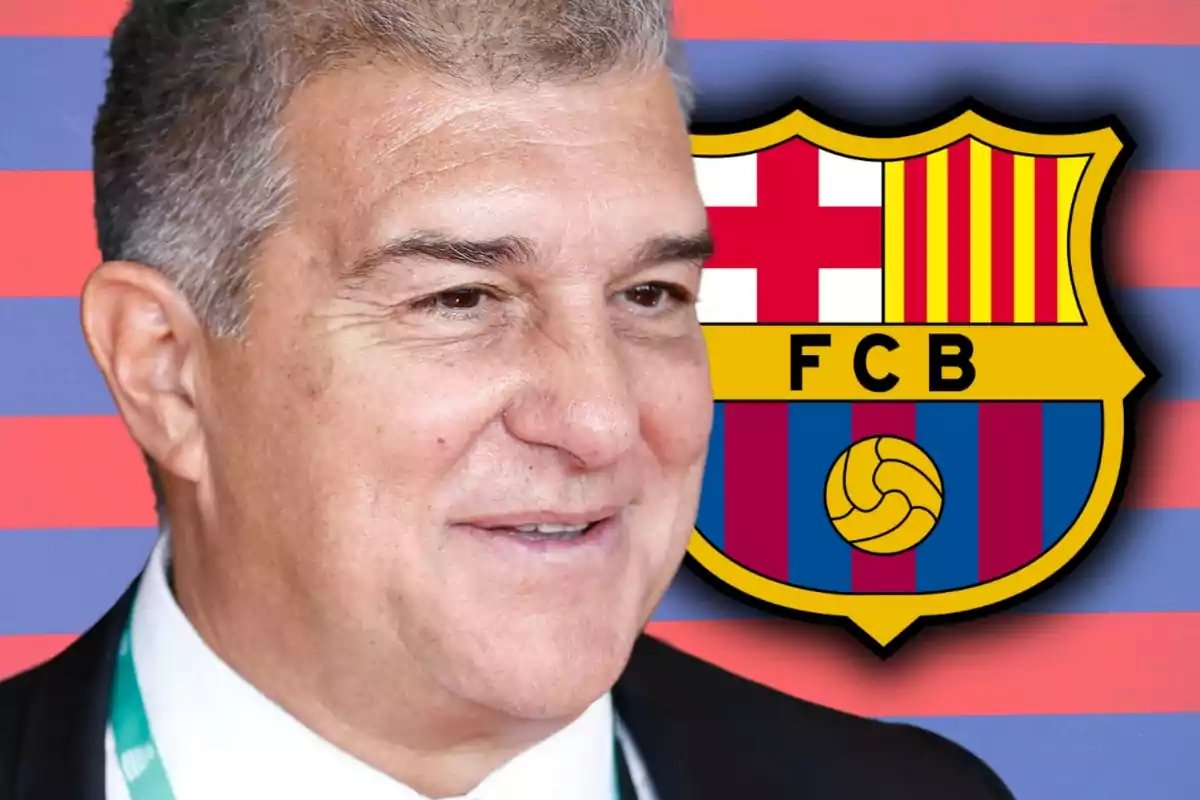 Hombre sonriendo con el escudo del FC Barcelona de fondo.