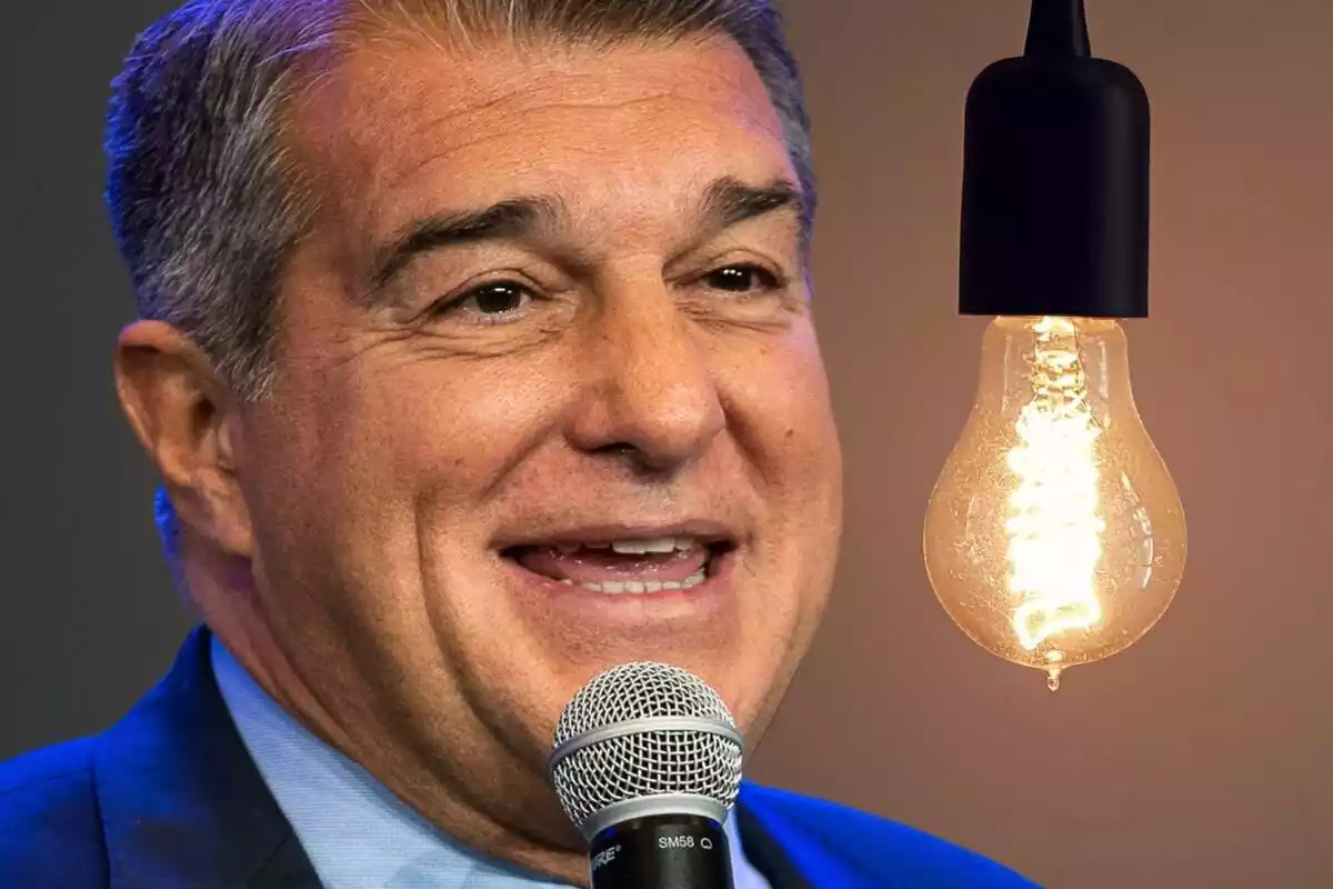 Joan Laporta con una gran sonrisa al lado de una bombilla iluminada