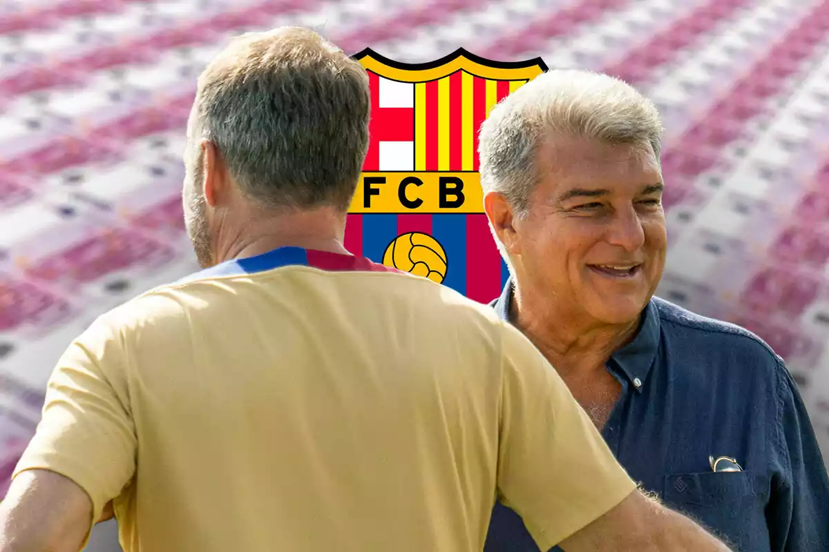 Hansi Flick y Joan Laporta conversando frente al escudo del FC Barcelona, con billetes de fondo.