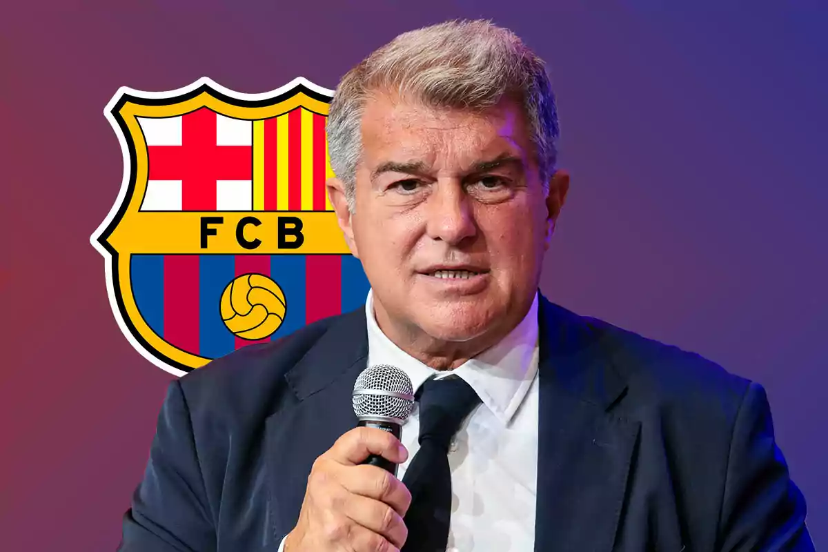 Joan Laporta con traje y corbata sosteniendo un micrófono, con el escudo del FC Barcelona de fondo.