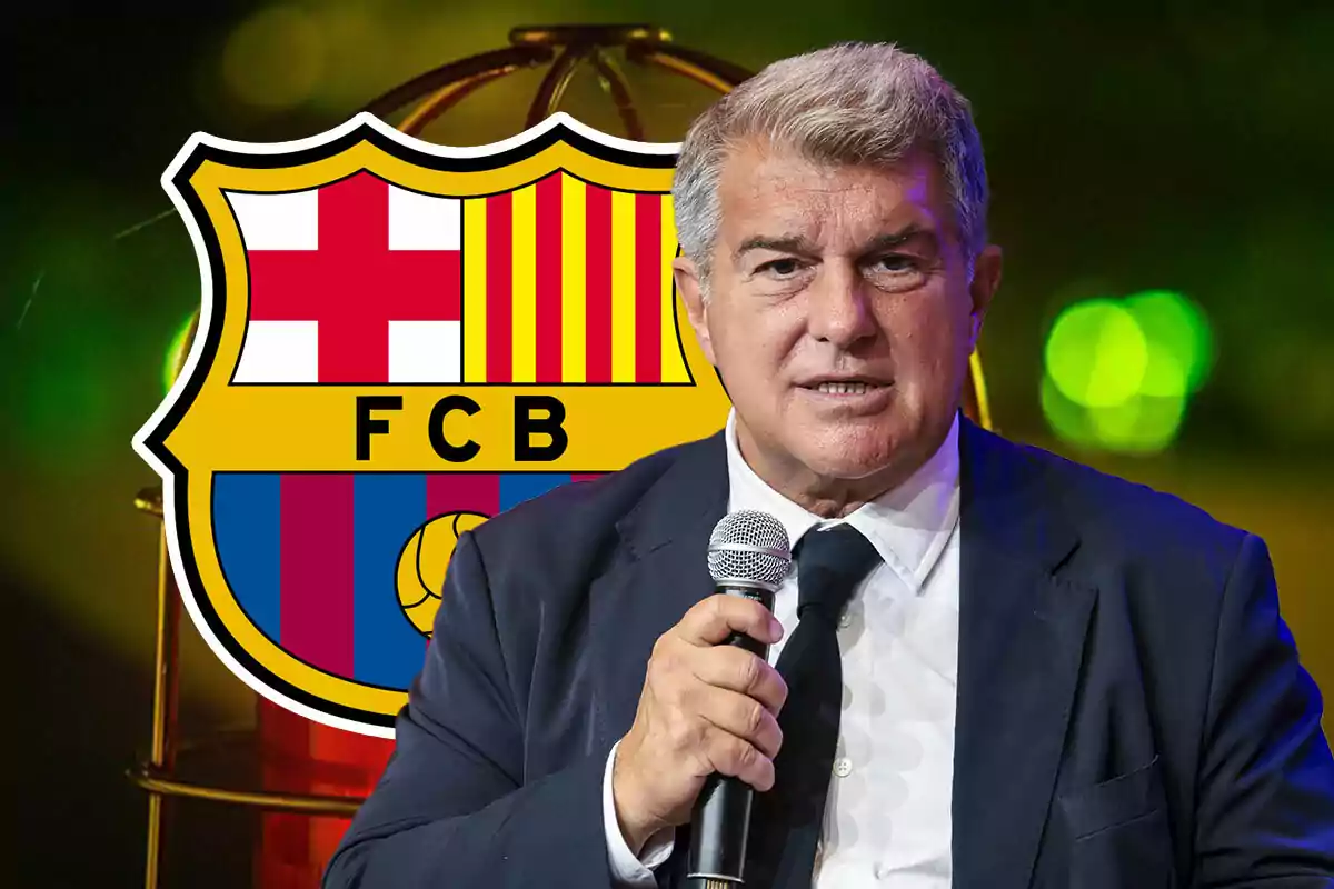 Joan Laporta con traje y corbata sosteniendo un micrófono, con el escudo del FC Barcelona de fondo.