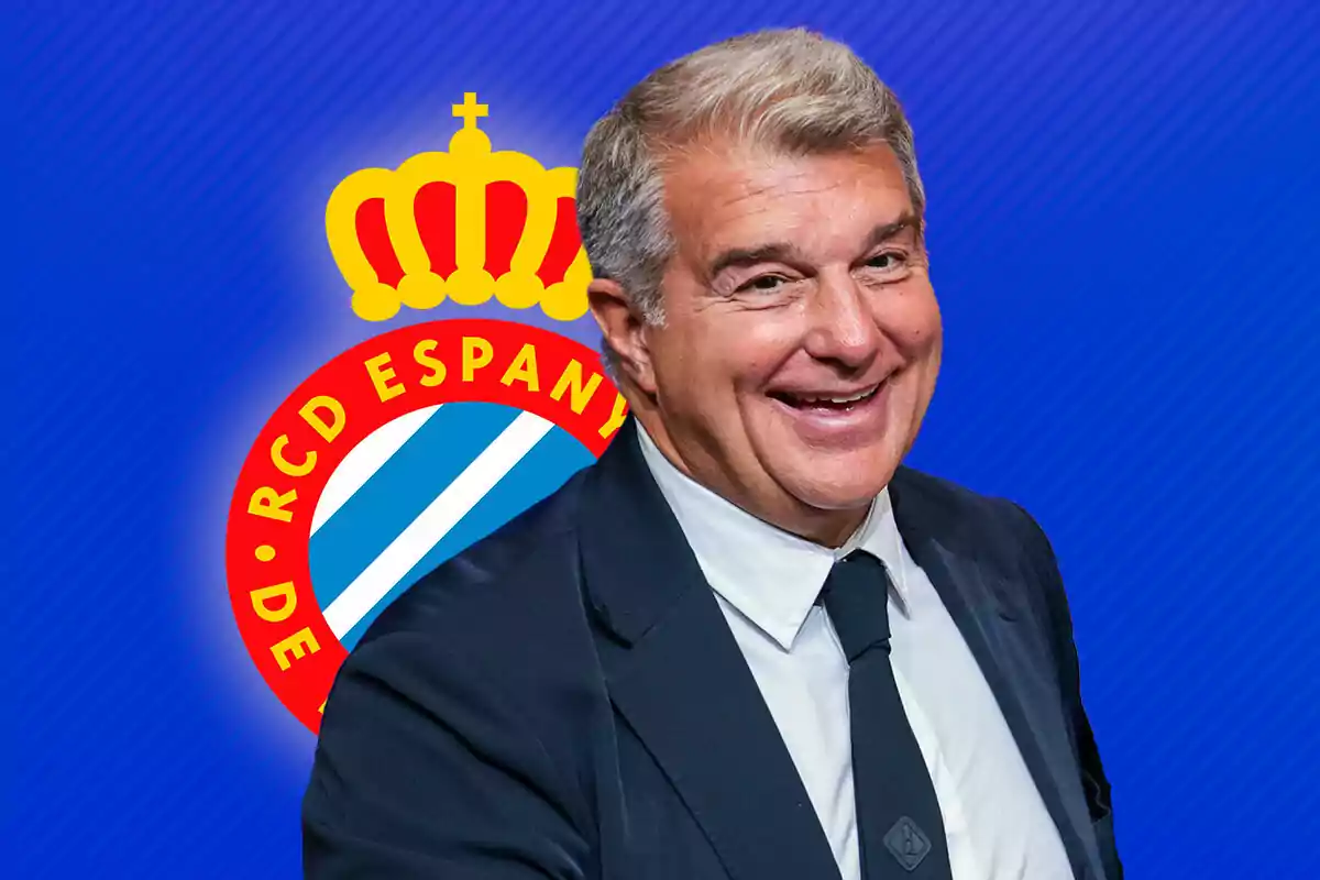 Hombre sonriendo con el logo del RCD Espanyol de fondo.