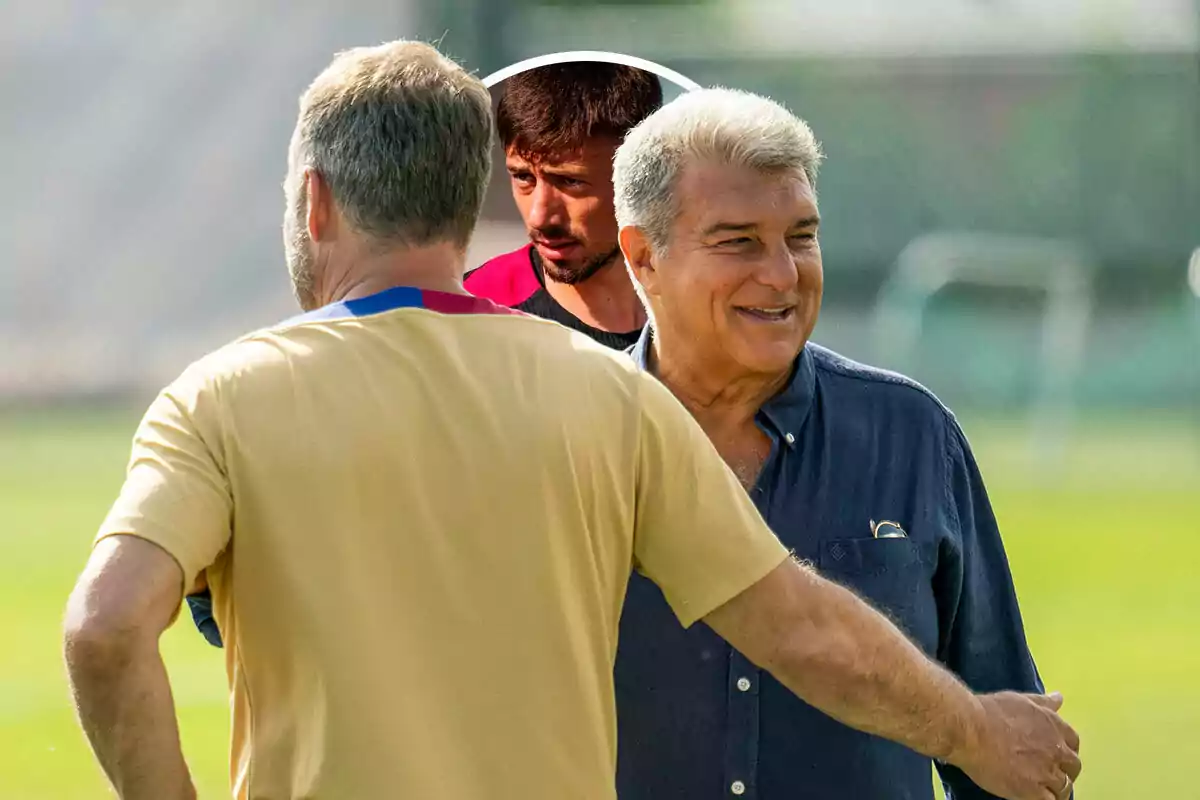 Hansi Flick y Laporta conversando y sonriendo en un campo de entrenamiento, con Lenglet en el fondo.