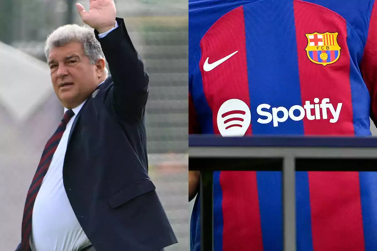 Laporta levanta el brazo, al lado, la camiseta del Barça