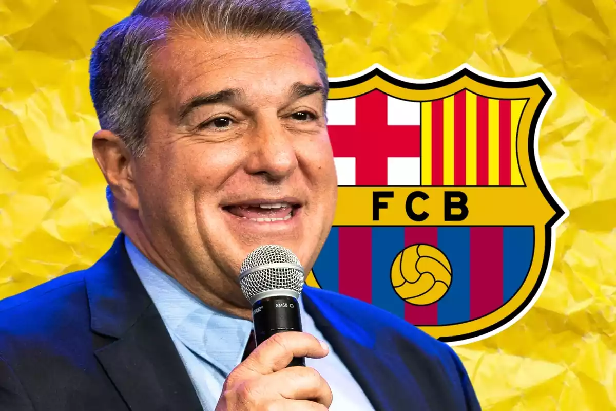 El presidente del FC Barcelona, Joan Laporta, junto a una foto del escudo.