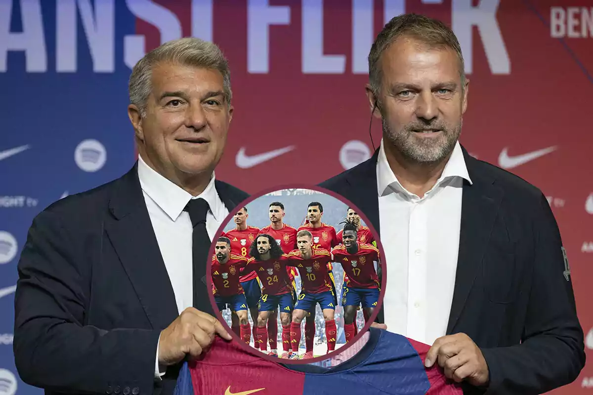 Joan Laporta y Hansi Flick sosteniendo una camiseta del FC Barcelona con una imagen de la selección española en el centro.