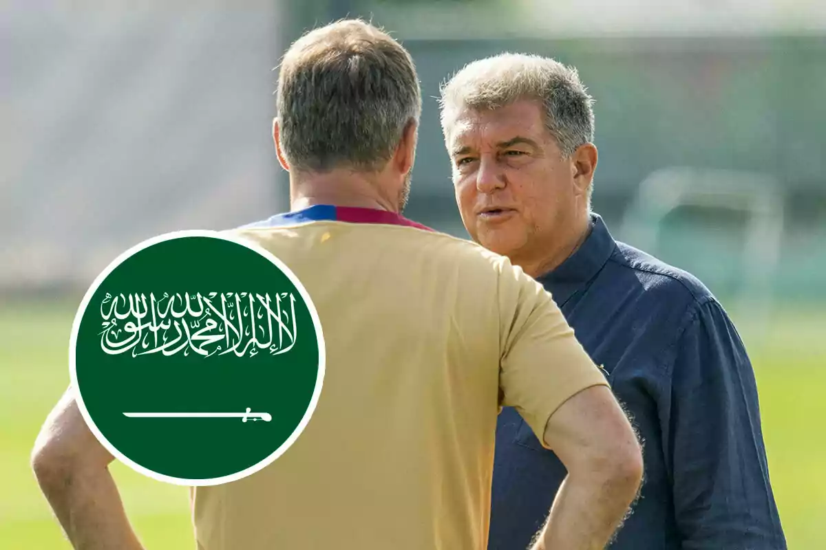 Hansi Flick y Laporta conversando al aire libre con la bandera de Arabia Saudita superpuesta en la esquina inferior izquierda.