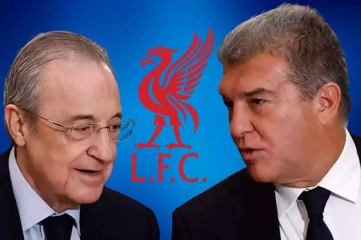 Dos hombres conversando con el logo del Liverpool FC de fondo.