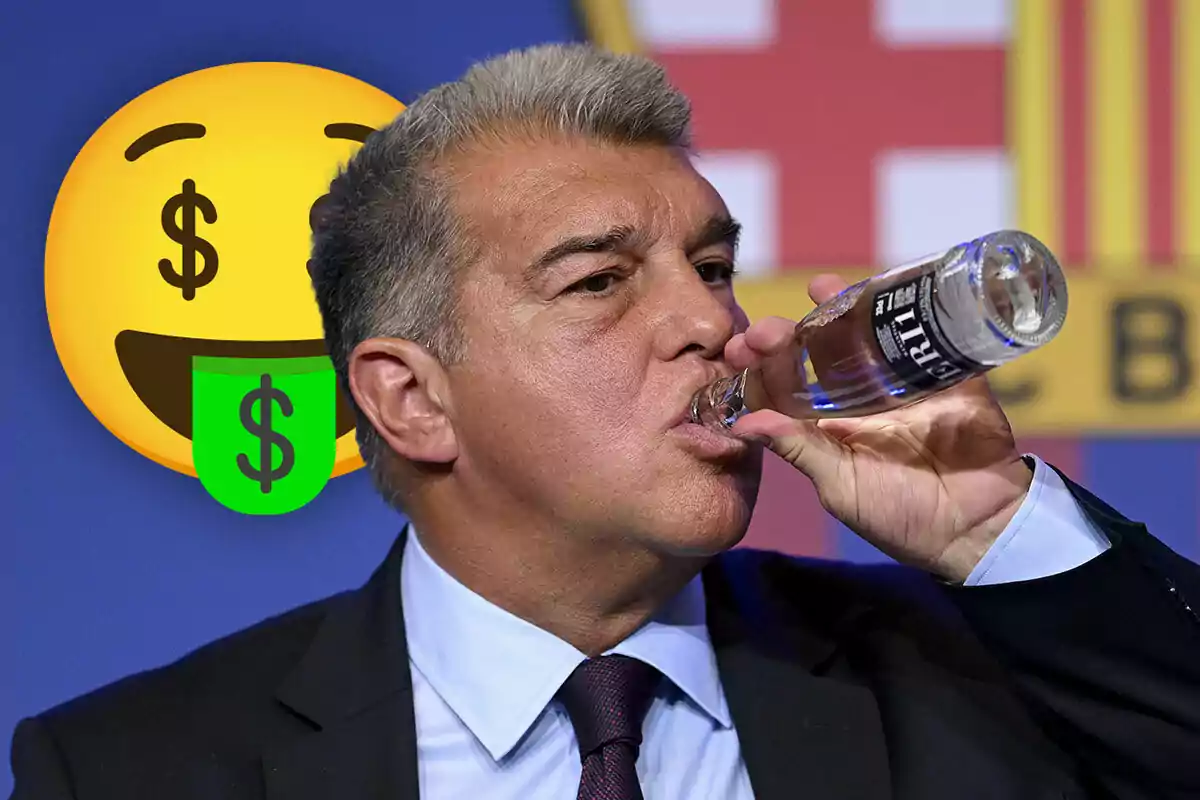 Joan Laporta bebiendo de una botella con un emoji de cara sonriente con ojos y lengua de signo de dólar en el fondo.