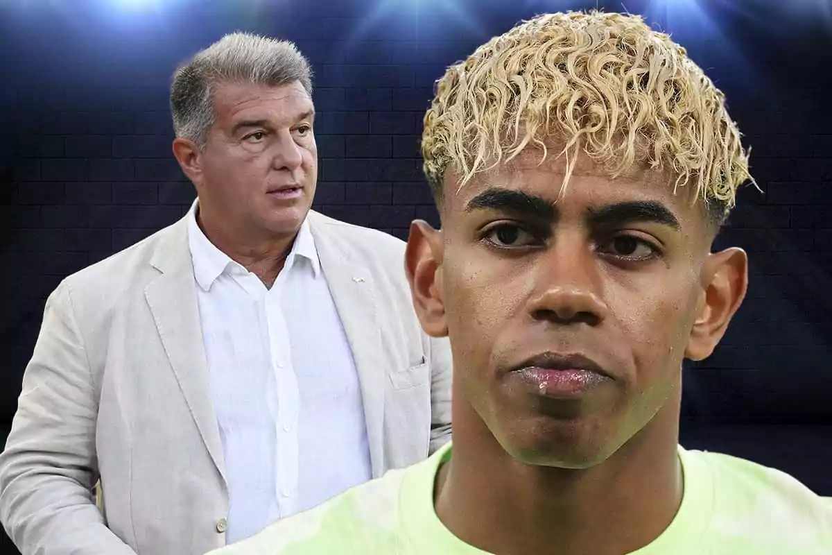 Un hombre de cabello rubio rizado en primer plano con expresión seria y otro hombre de cabello canoso y saco claro al fondo sobre un fondo oscuro con luces brillantes