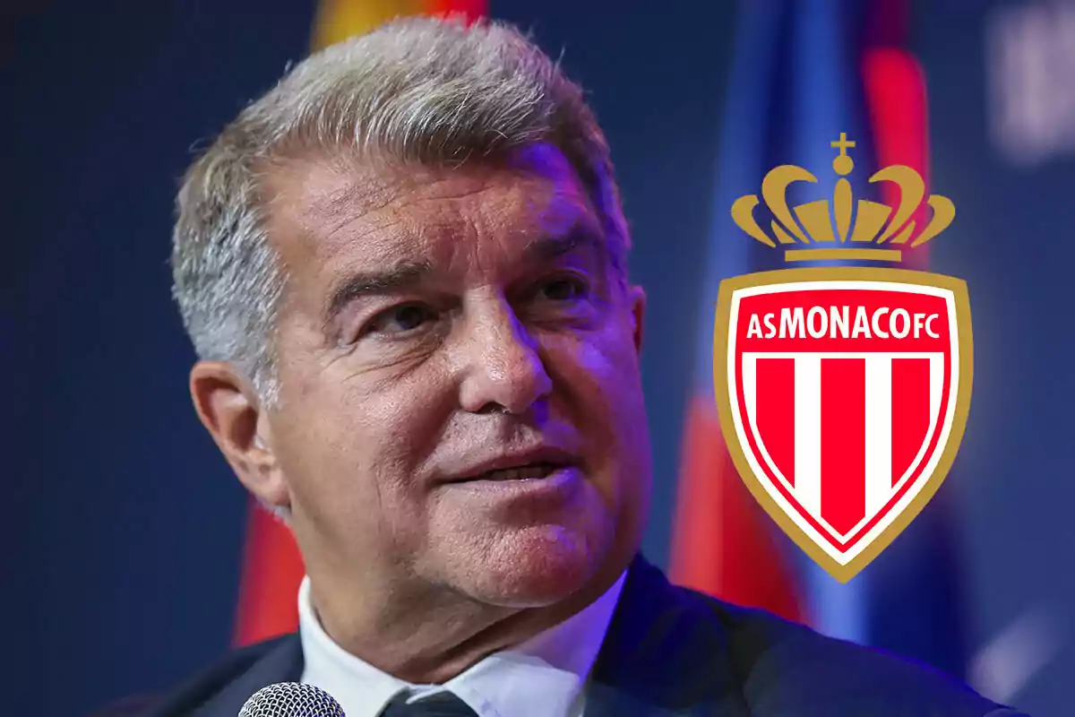 Joan Laporta hablando en un micrófono con el logo del AS Monaco FC a su lado.