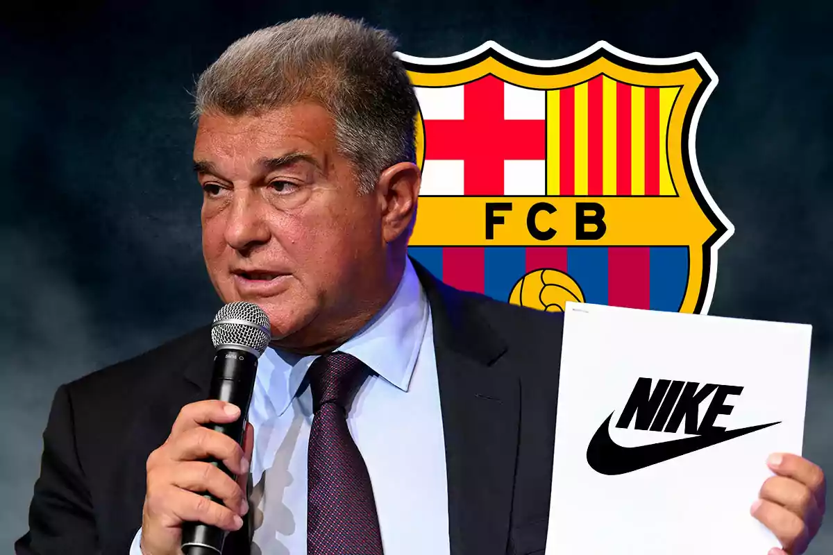 Joan Laporta sosteniendo un micrófono y un documento con el logo de Nike, con el escudo del FC Barcelona de fondo.