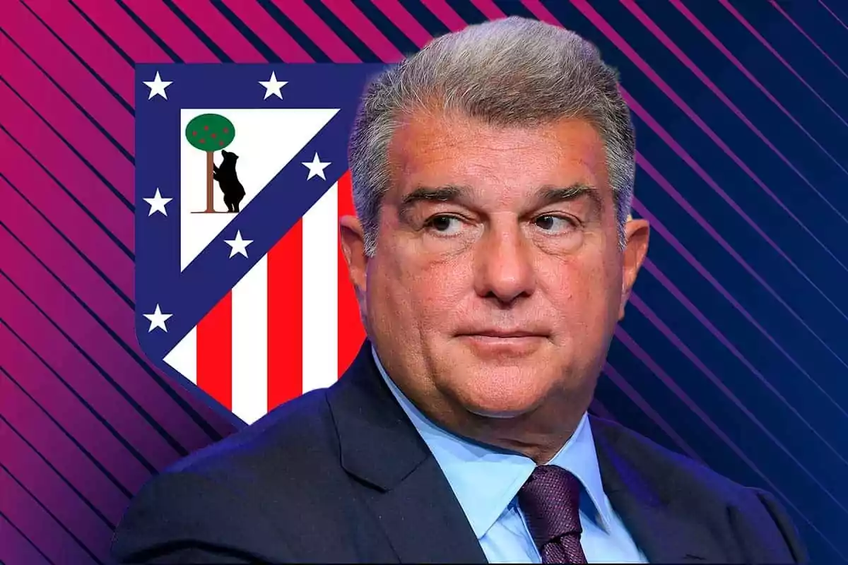 Joan Laporta con el escudo del Atlético de Madrid de fondo.