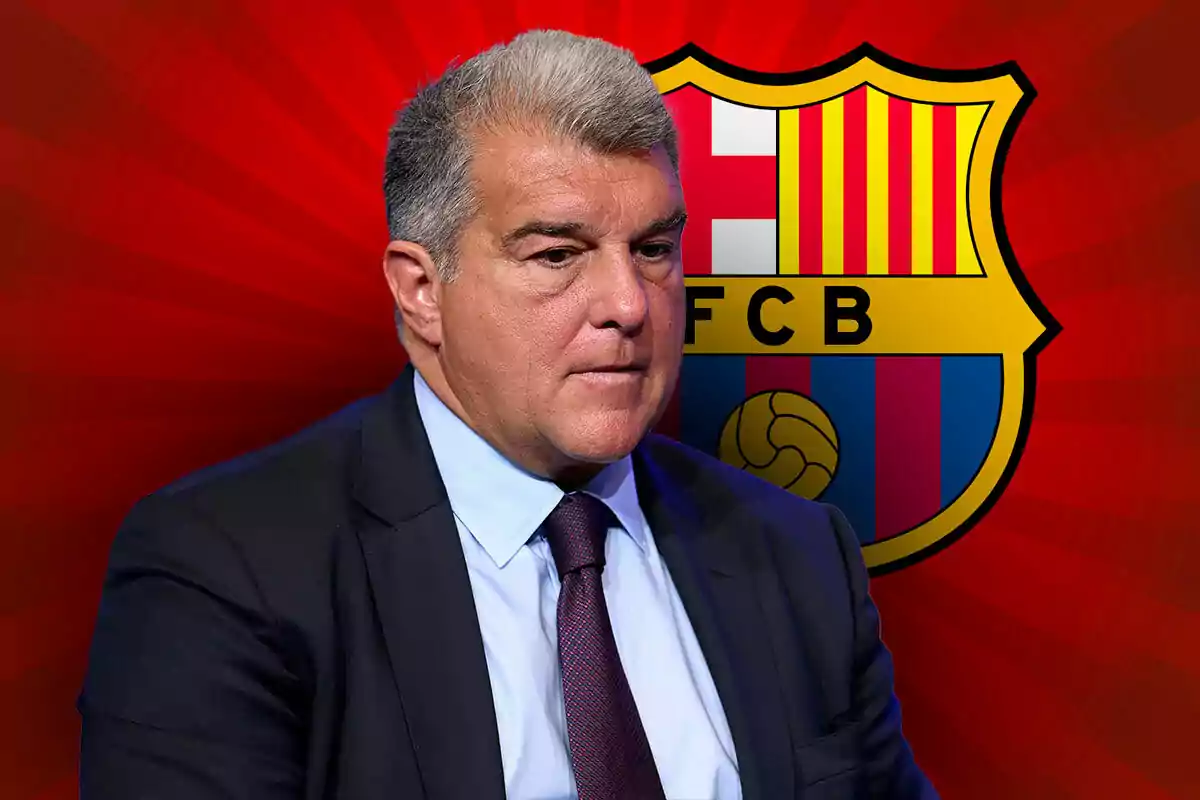 Laporta mirando pensativo, detrás un fondo rojo y el escudo del Barça