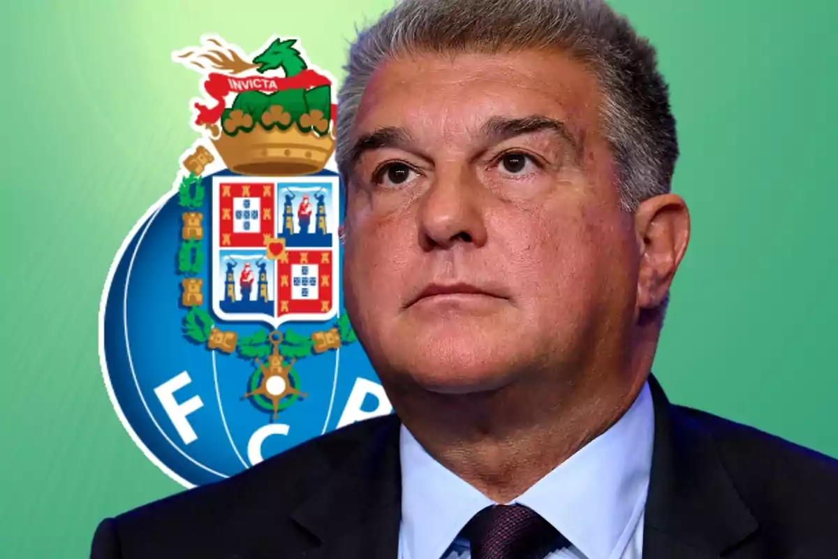 Un hombre con traje y corbata aparece frente al escudo del FC Porto sobre un fondo verde.