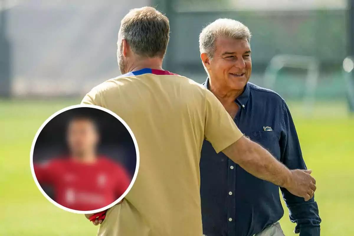 Flick y Laporta conversando y sonriendo en un campo de entrenamiento, con una imagen borrosa de un jugador de fútbol en un círculo en la esquina inferior izquierda.