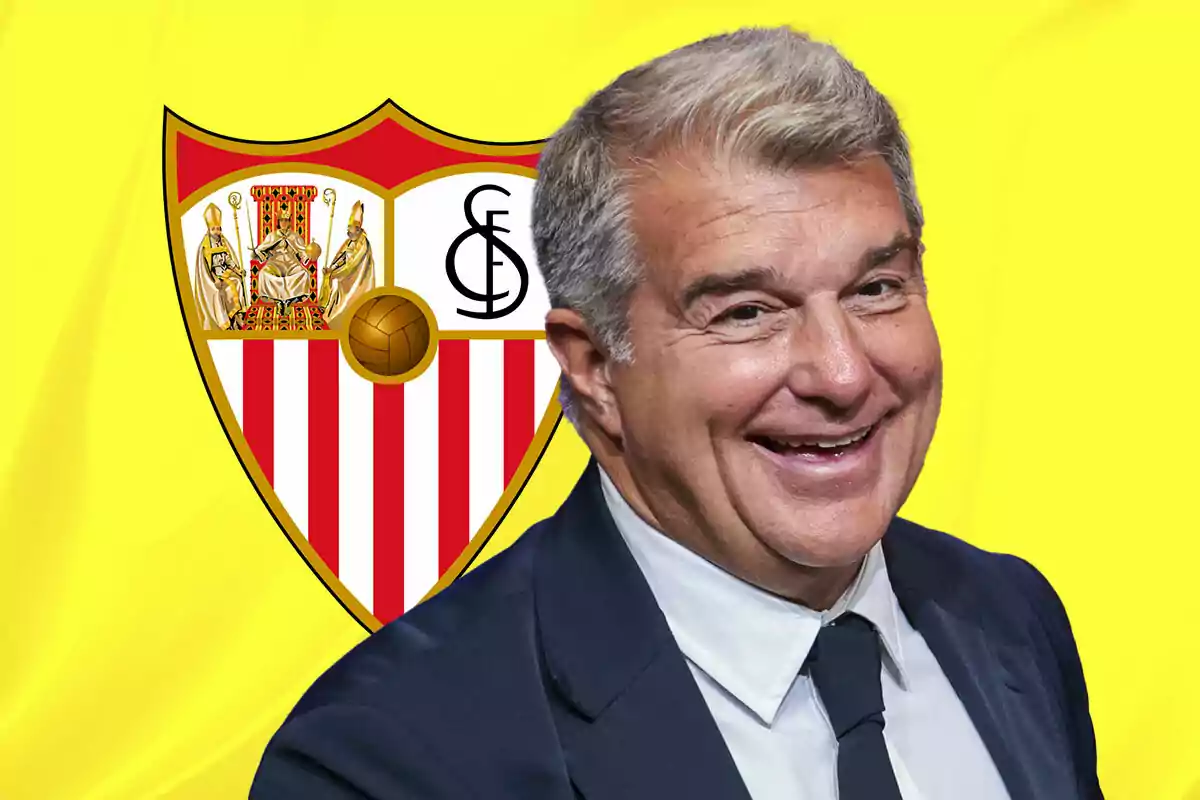 Joan Laporta sonriente con traje frente al escudo del Sevilla FC sobre un fondo amarillo.