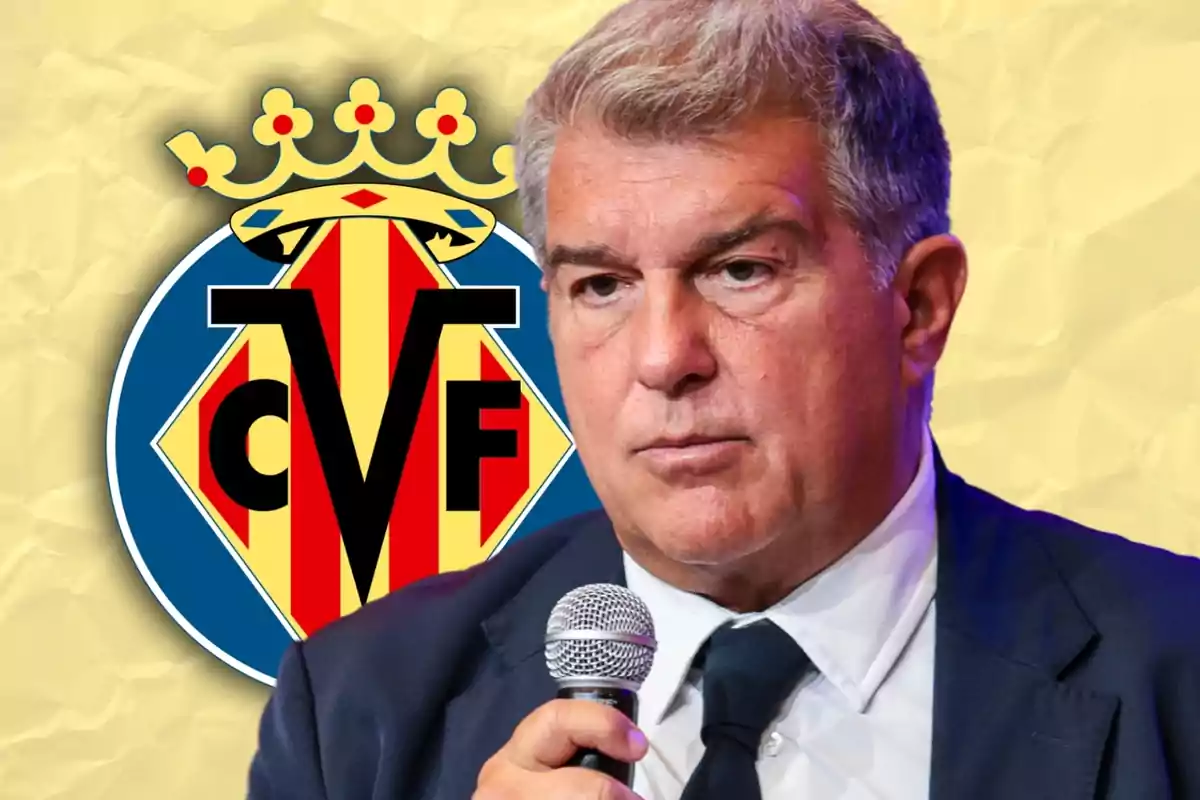 Hombre de cabello canoso con micrófono en la mano y el escudo del Villarreal CF al fondo