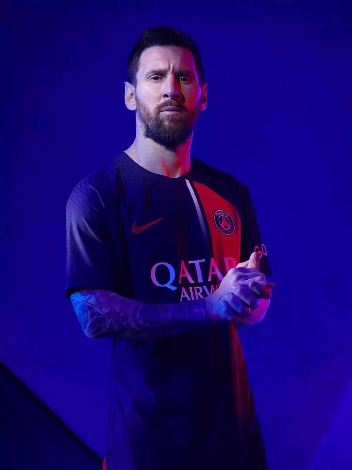 Leo Messi posando con la camiseta del PSG