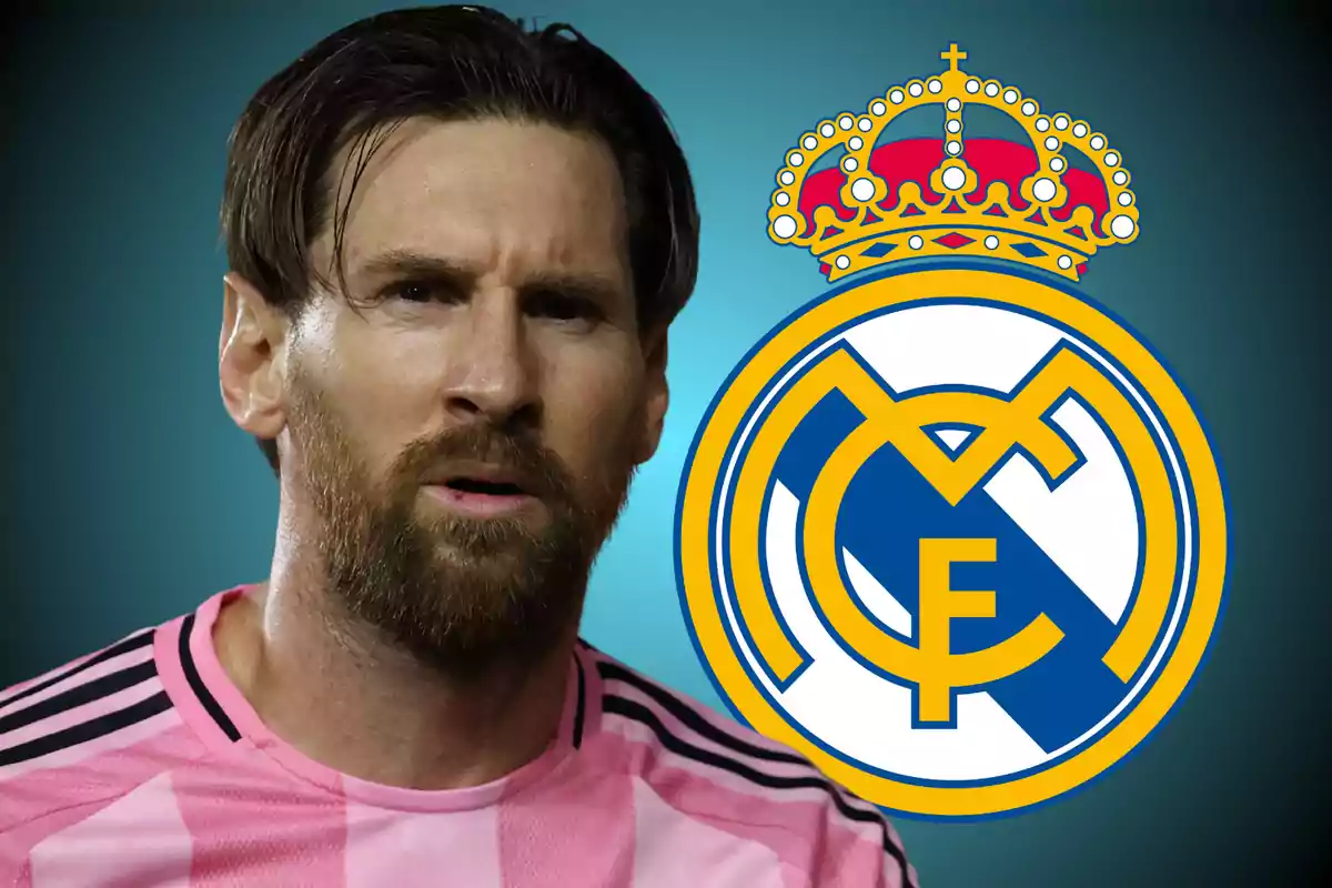 Futbolista con camiseta rosa junto al escudo del Real Madrid sobre fondo azul