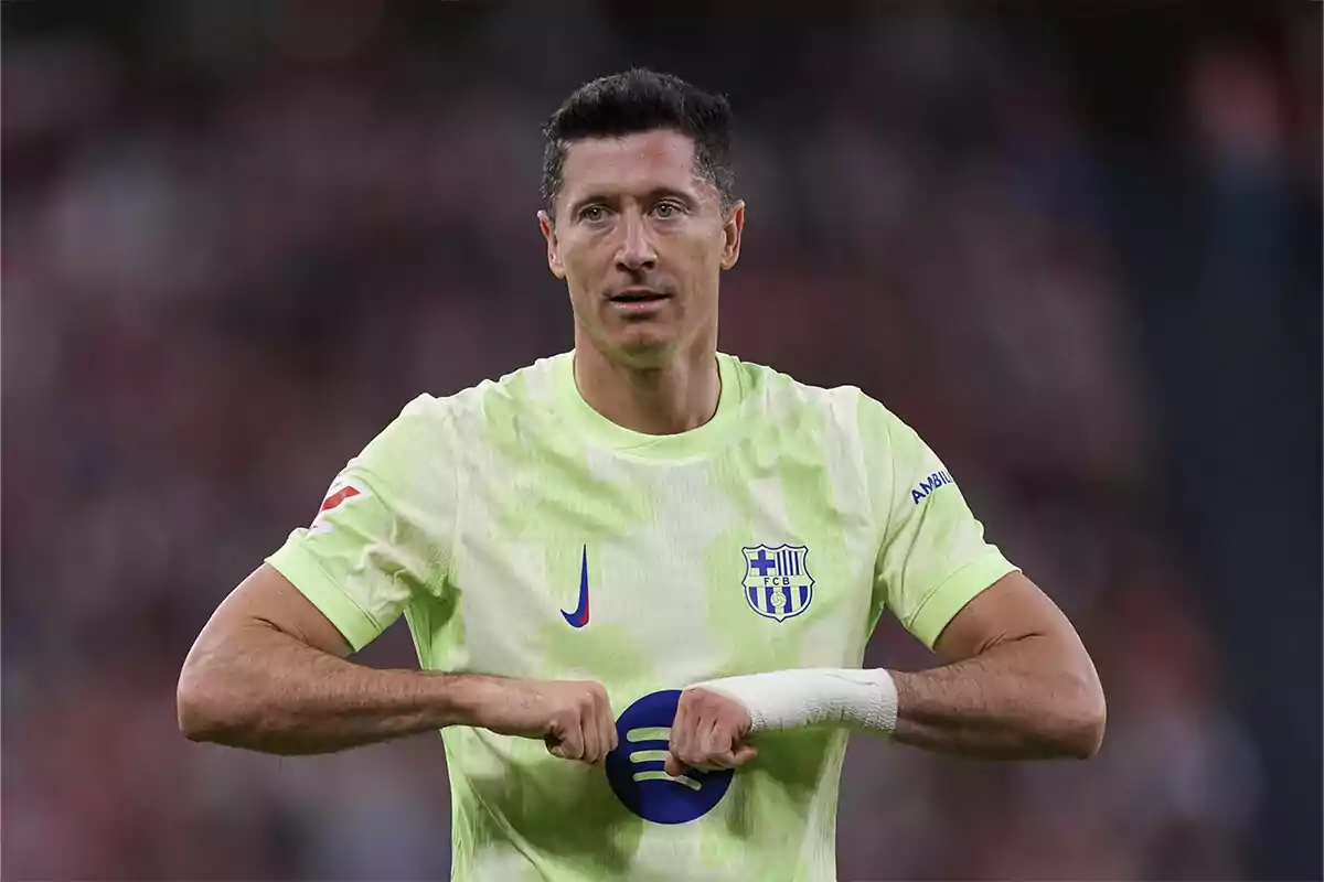Un jugador de fútbol con el uniforme del FC Barcelona en el campo. Un jugador de fútbol con el uniforme del FC Barcelona en el campo.