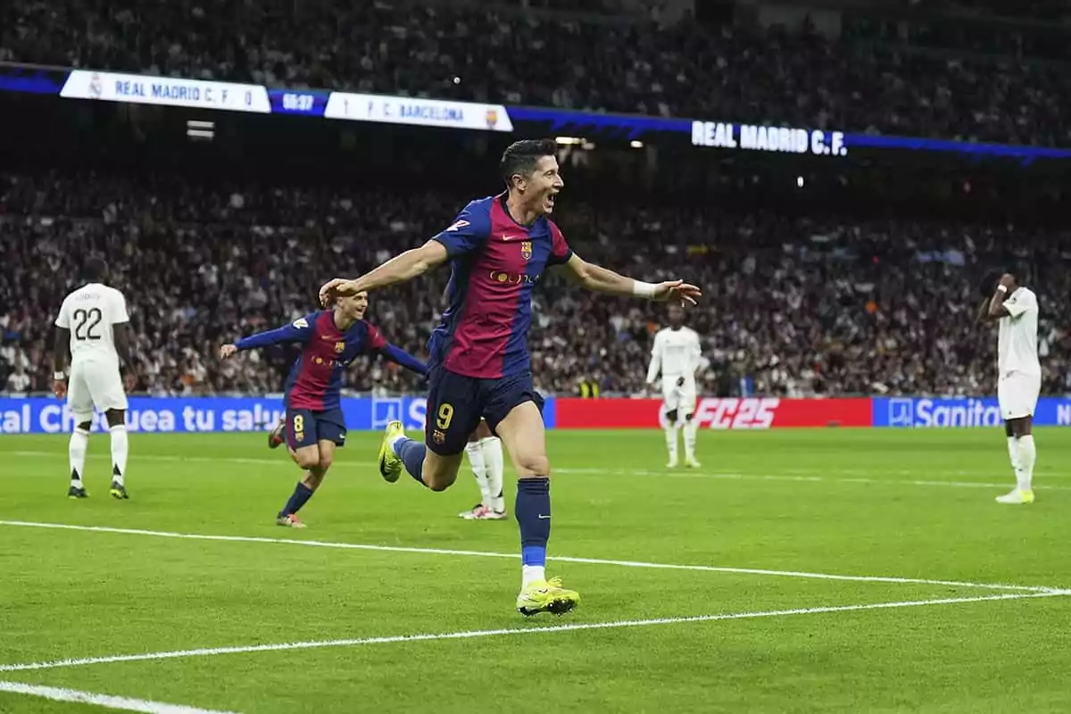 Lewandowski celebrates a goal in a match between Real Madrid and FC Barcelona, with the score showing 0-1 in favor of Barcelona.