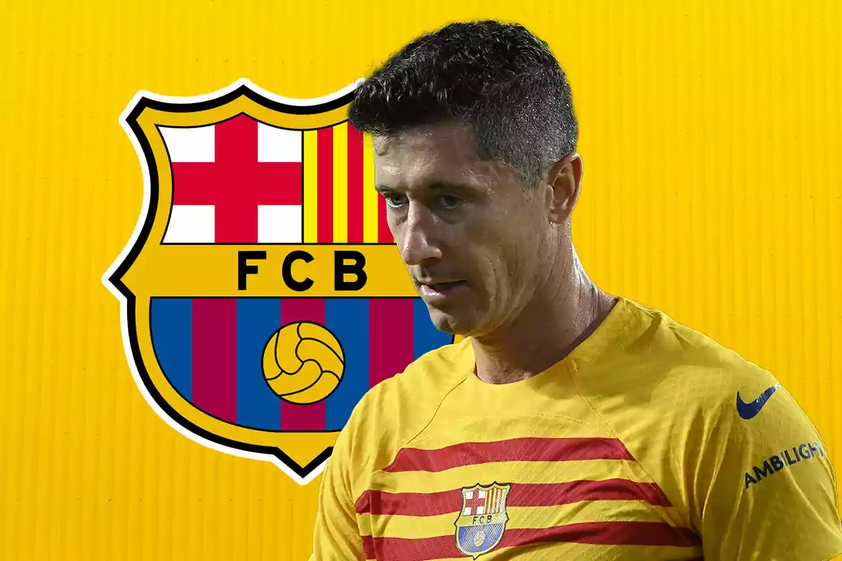 Lewandowski con la camiseta del FC Barcelona y el escudo del club en el fondo.