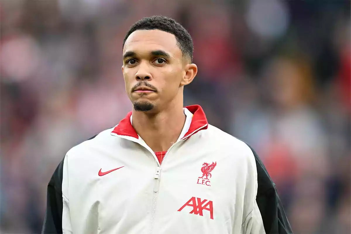 Trent Alexander-Arnold con una chaqueta blanca del Liverpool FC.