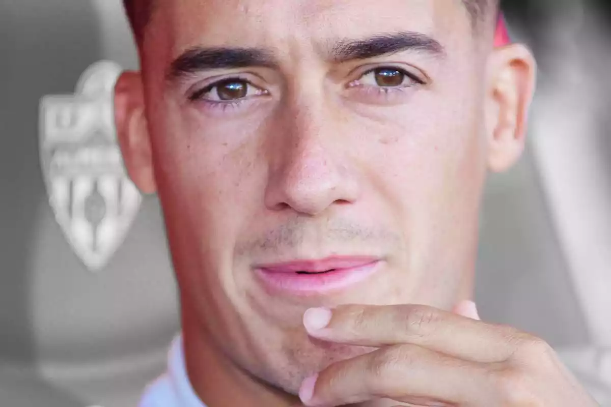 Lucas Vázquez pensive on the bench with his hand on his chin