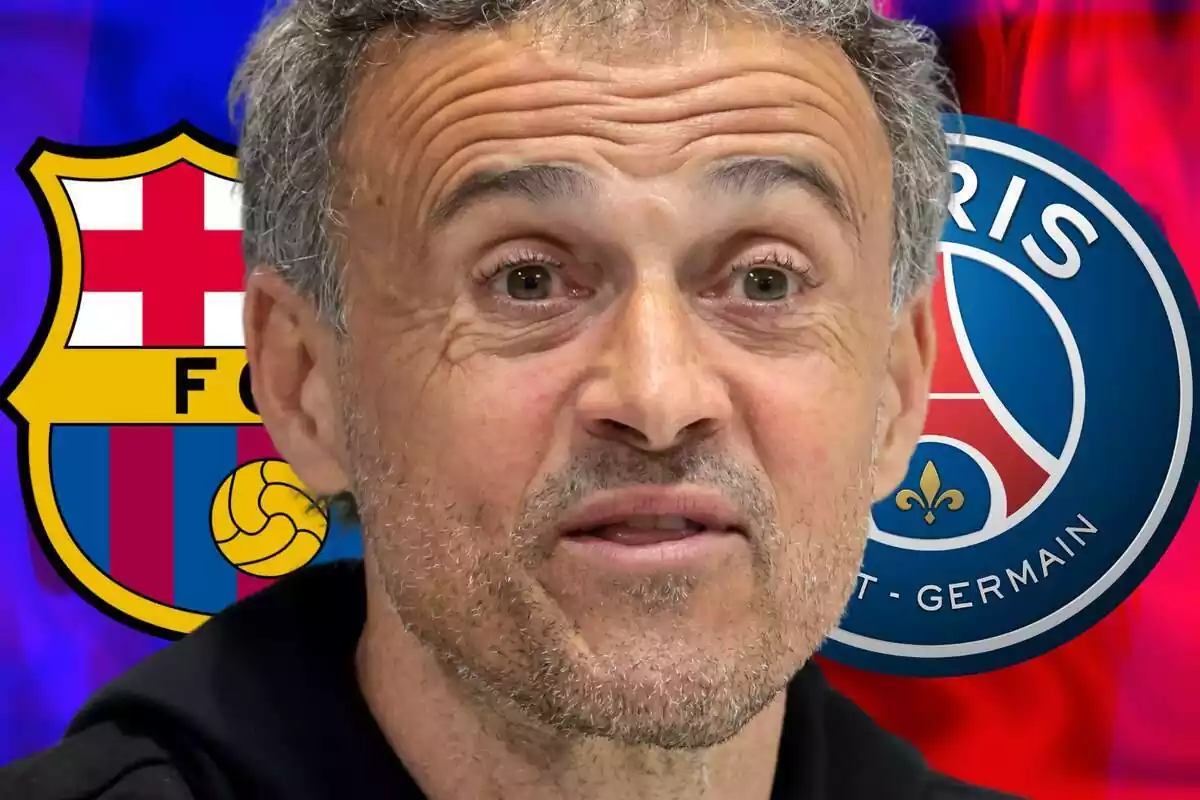 Luis Enrique mirando al frente con dos escudos, del FC Barcelona y del PSG a sus lados