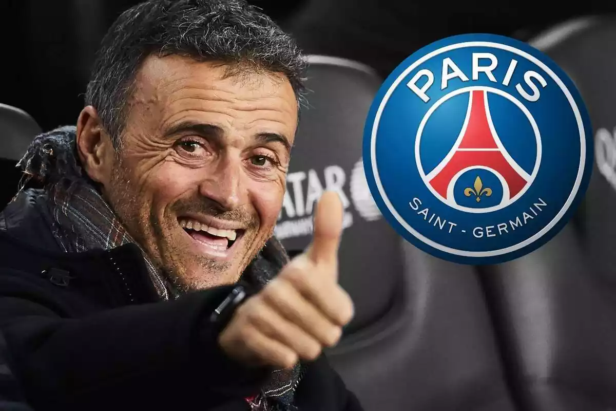 Luis Enrique con el pulgar arriba junto al escudo del PSG