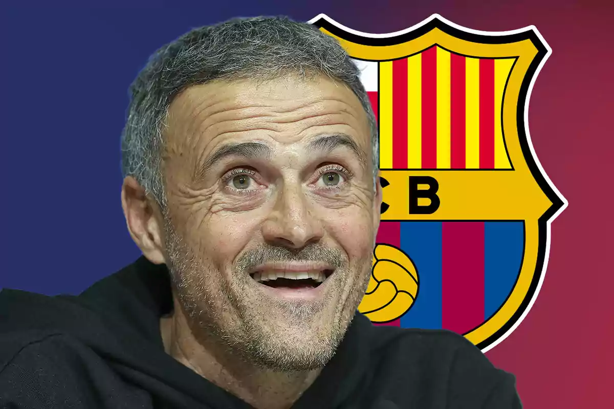 Luis Enrique sonriente con el escudo del FC Barcelona de fondo.