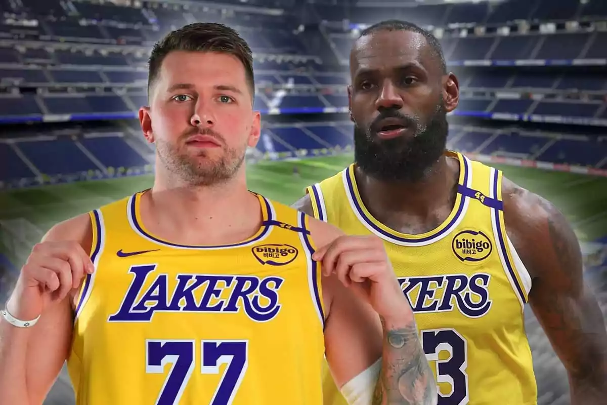 Dos jugadores de baloncesto con uniformes amarillos de los Lakers en un estadio vacío.