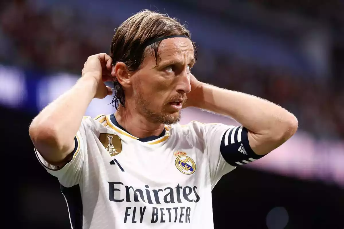 Luka Modric puts on his hair before taking a corner with Real Madrid Luka Modric puts on his hair before taking a corner with Real Madrid