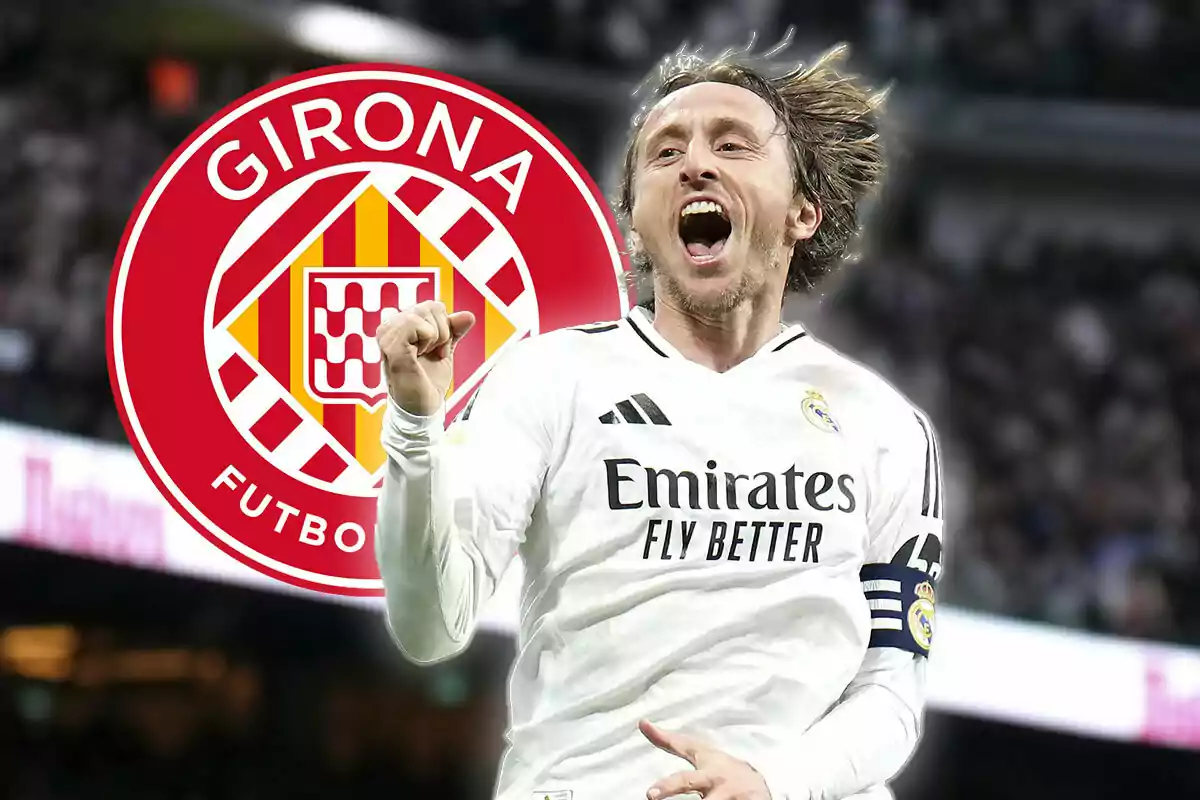 Un jugador de fútbol celebrando con el logo del Girona FC de fondo.