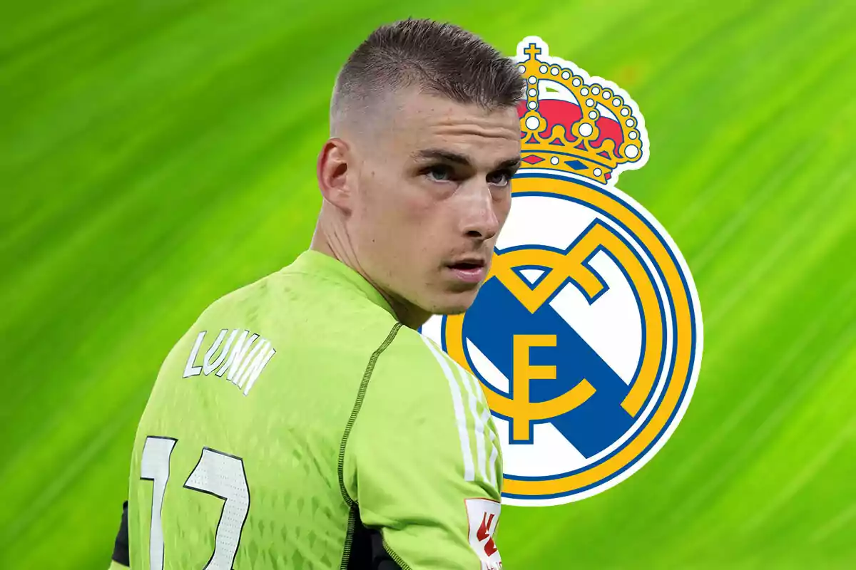 Andriy Lunin con uniforme verde y el número 13 en la espalda, con el escudo del Real Madrid de fondo.