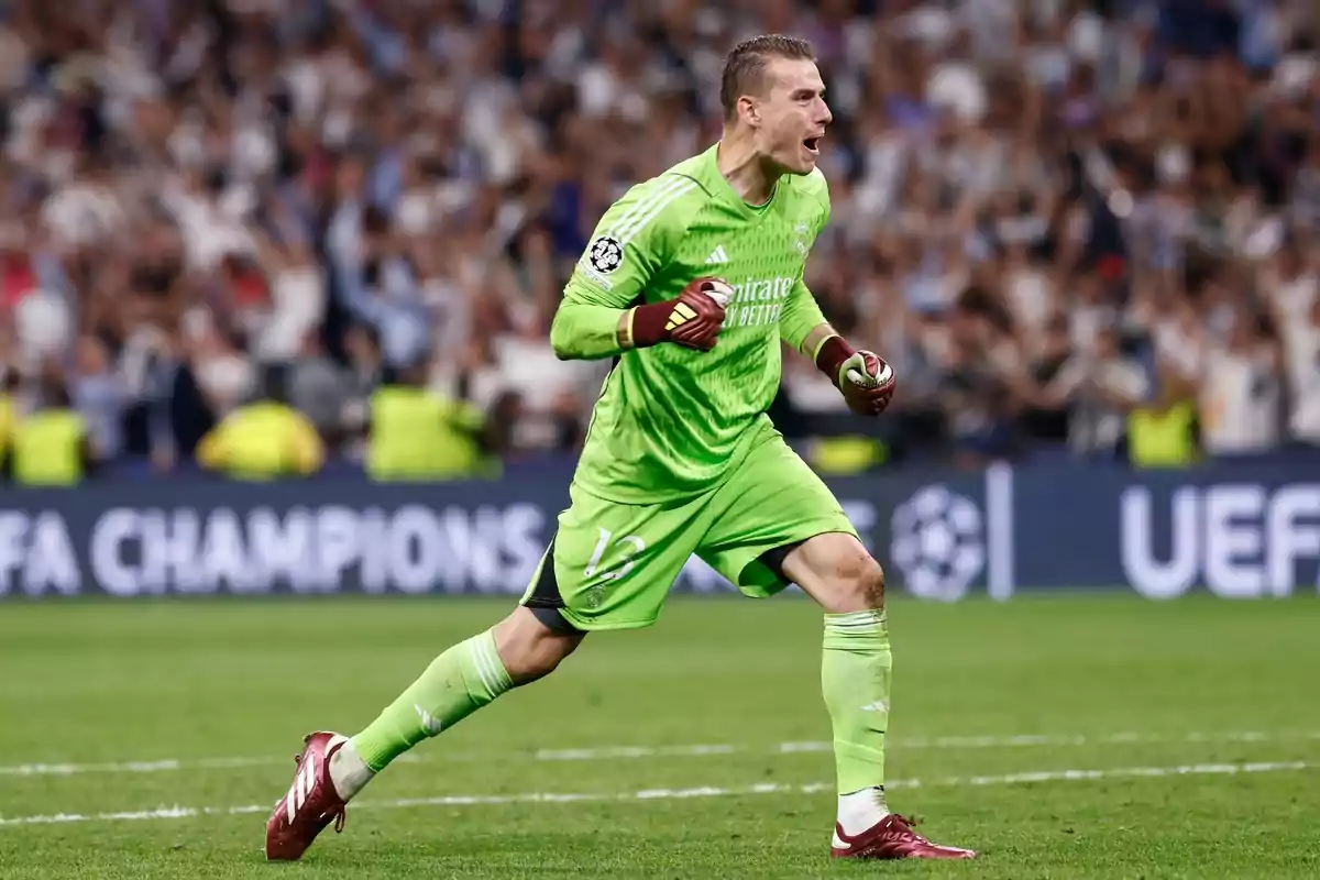 Andriy Lunin celebrates by squeezing his arm with the Real Madrid shirt