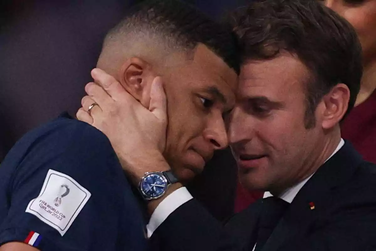 Macron toca la cara de Mbappé de manera cariñosa