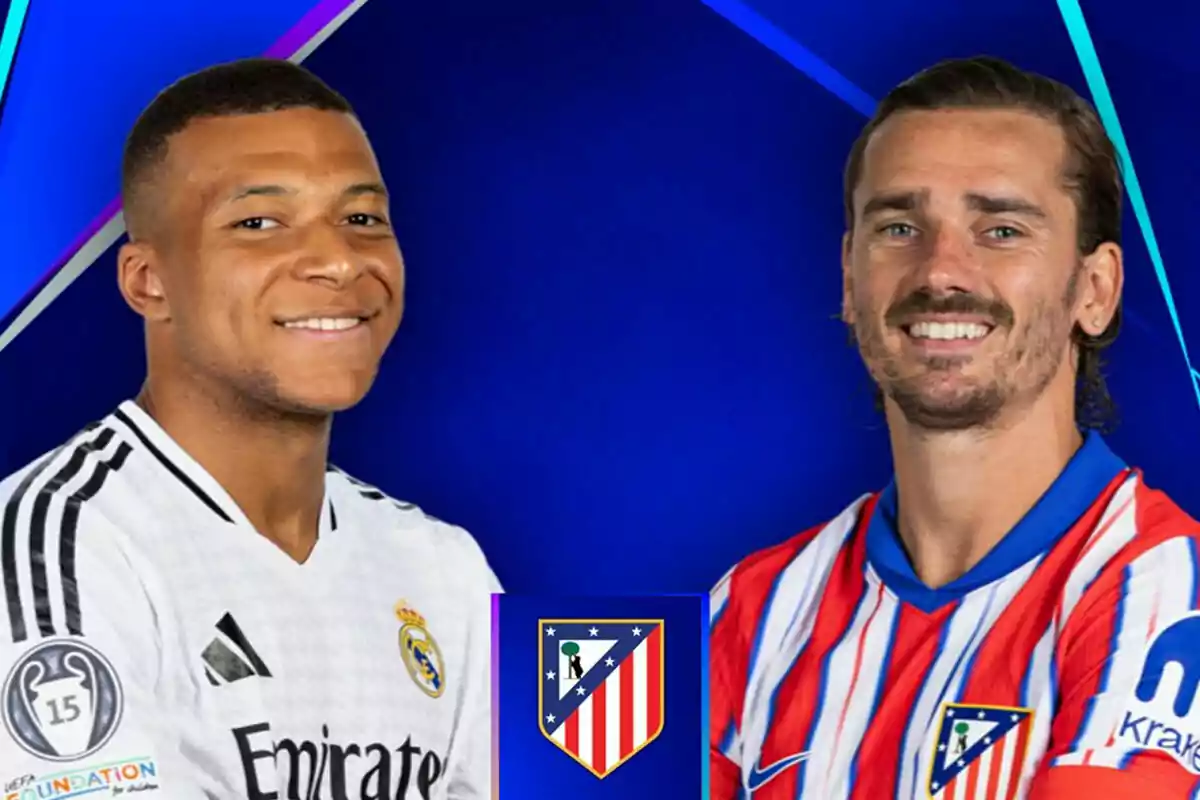 Dos jugadores de fútbol con camisetas de equipos diferentes posan sonriendo frente a un fondo azul con un escudo en el centro.