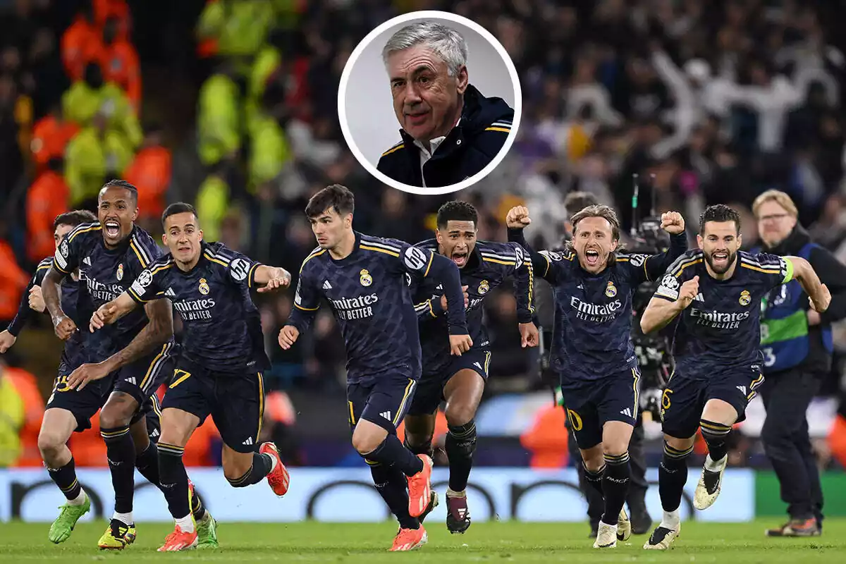 La plantilla del Madrid celebra la victoria contra el City, con Ancelotti arriba