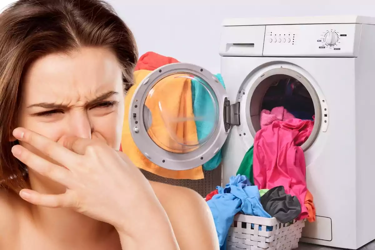 Mujer tapándose la nariz frente a una lavadora con ropa de colores.