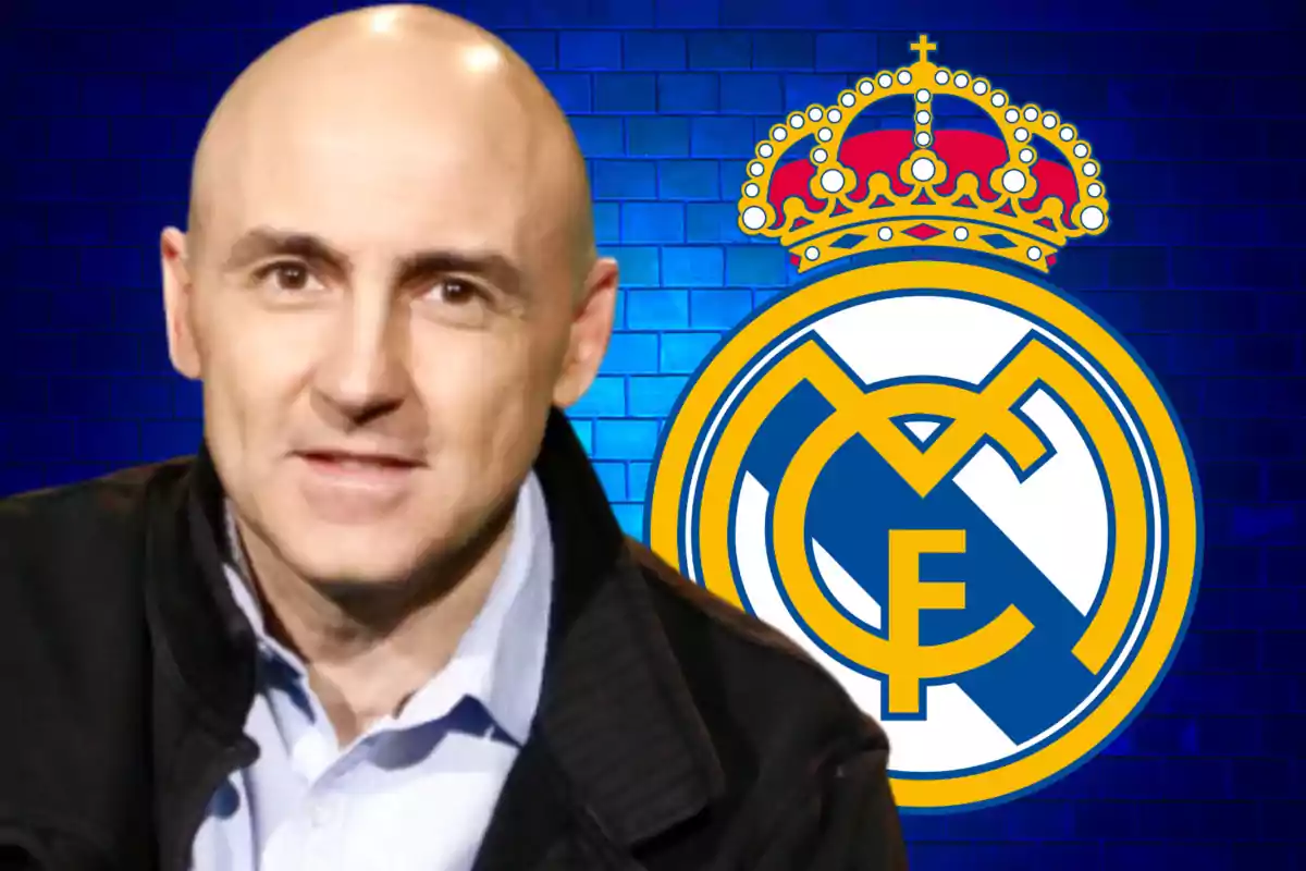 Un hombre calvo con chaqueta oscura y camisa clara frente a un fondo azul con el escudo del Real Madrid.